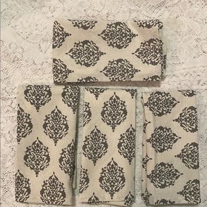 Elrene Home Fashions Everyday Casual
Decorative cloth napkins 17"x17" - Set of 4